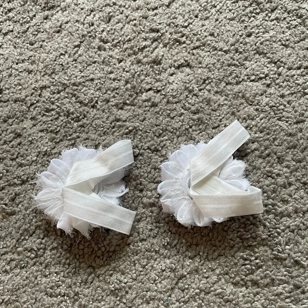 Miugle Baby Shabby Chic White Flower Barefoot Sandals NWOT